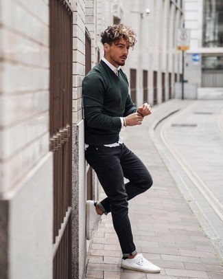 С чем носить темно-зеленый свитер с v-образным вырезом мужчине