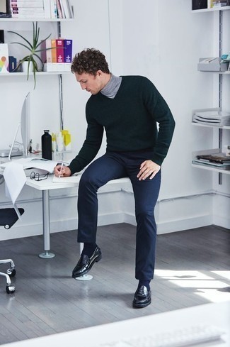 Какие водолазки носить с темно-зеленым свитером с v-образным вырезом мужчине