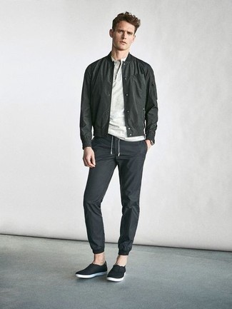 Какие брюки чинос носить с темно-зеленой университетской курткой