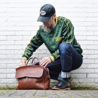 С чем носить темно-зеленую университетскую куртку мужчине