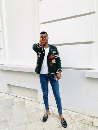 Как носить темно-зеленую университетскую куртку с темно-синими джинсами мужчине