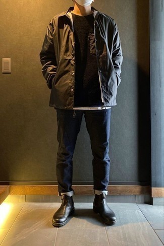 Как носить темно-зеленую ветровку с синими джинсами мужчине