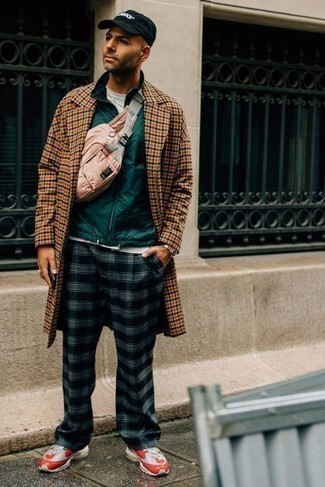 Какие брюки чинос носить с темно-зеленой ветровкой