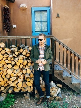 Какие джинсы носить с темно-зеленой ветровкой мужчине