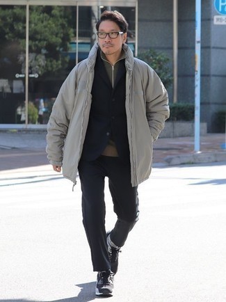 С чем носить темно-зеленый свитер с воротником на молнии мужчине