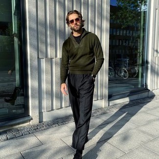 С чем носить темно-зеленый свитер с воротником на молнии мужчине