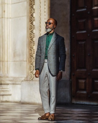 С чем носить темно-зеленый свитер с воротником на молнии мужчине