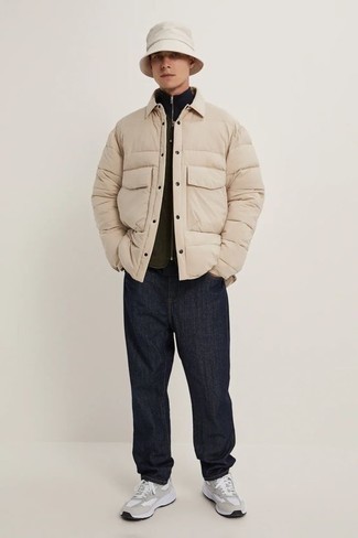 С чем носить темно-зеленый свитер с воротником на молнии мужчине