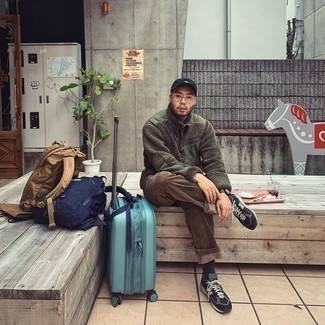 Какие брюки чинос носить с темно-зеленым свитером на молнии