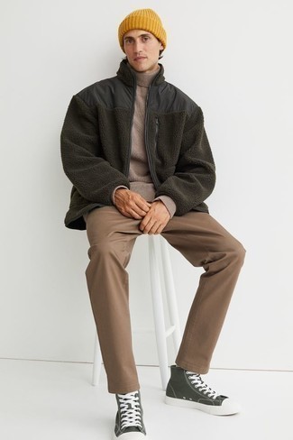 С чем носить темно-зеленый свитер на молнии мужчине