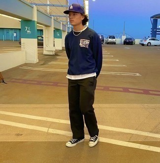 С чем носить темно-пурпурную бейсболку мужчине