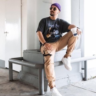 С чем носить темно-пурпурную шапку мужчине