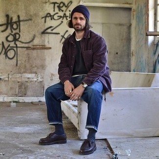 С чем носить темно-пурпурную шапку мужчине