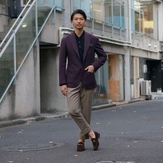 Какие брюки чинос носить с темно-пурпурным пиджаком