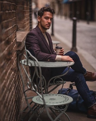 Как носить темно-пурпурный пиджак с темно-синими джинсами мужчине