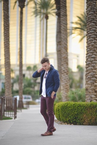 Какие монки с двумя ремешками носить с темно-пурпурными брюками чинос