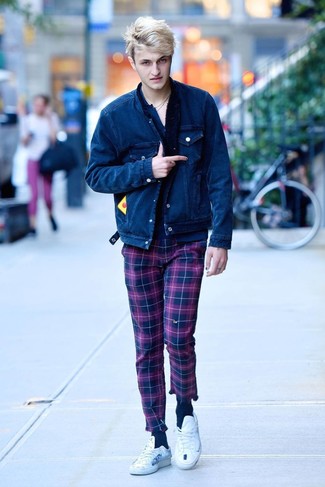 С чем носить темно-пурпурные брюки чинос