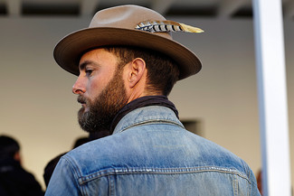 С чем носить темно-пурпурный хлопковый шарф мужчине