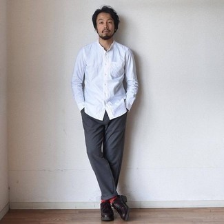 С чем носить темно-пурпурные туфли дерби