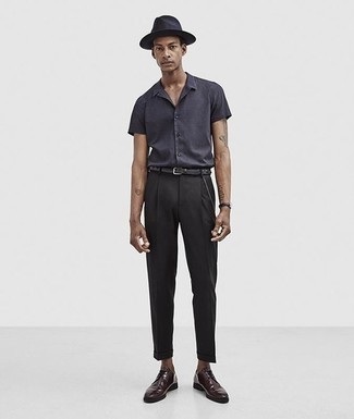 С чем носить темно-пурпурные туфли дерби