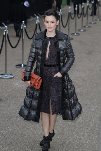 С чем носить темно-пурпурное платье