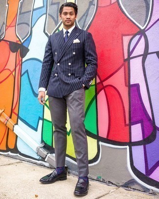 Какие пиджаки носить с темно-пурпурными лоферами мужчине