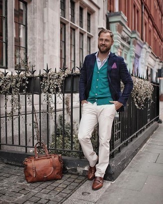 С чем носить темно-пурпурный нагрудный платок