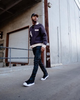 С чем носить темно-пурпурный свитер с принтом мужчине