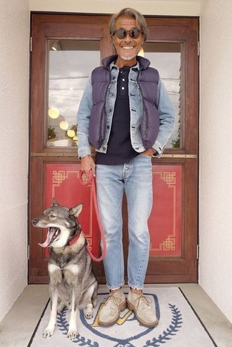 С чем носить темно-пурпурную стеганую куртку без рукавов мужчине