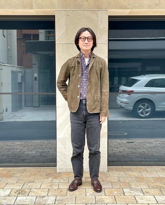 С чем носить темно-пурпурную рубашку мужчине