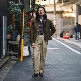 С чем носить темно-пурпурную рубашку мужчине