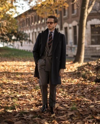 С чем носить темно-пурпурную рубашку мужчине