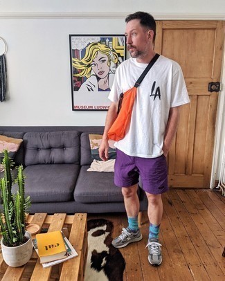 С чем носить темно-пурпурные шорты мужчине