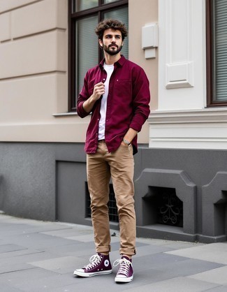 С чем носить темно-пурпурные кеды мужчине