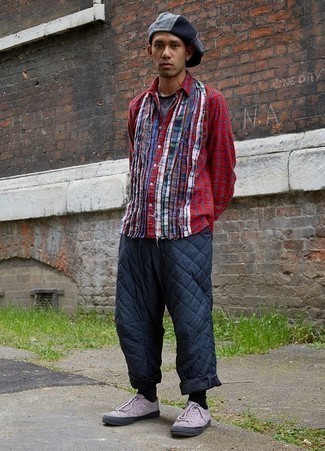 С чем носить темно-пурпурные кеды мужчине