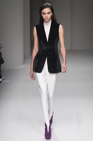 С чем носить темно-пурпурные замшевые ботильоны