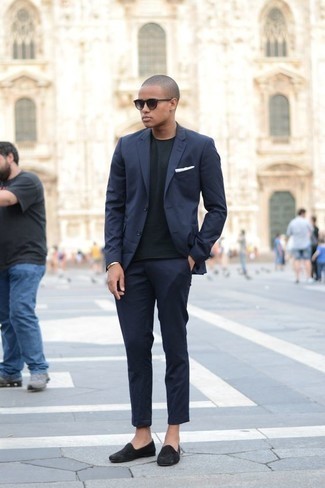 С чем носить темно-пурпурные солнцезащитные очки мужчине