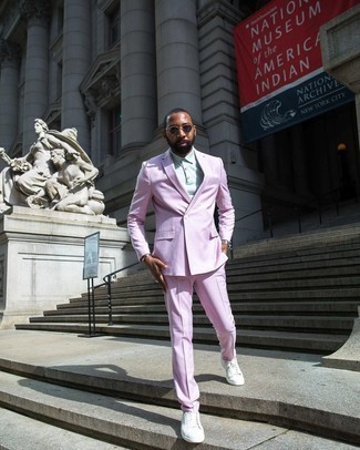 С чем носить темно-пурпурные солнцезащитные очки мужчине