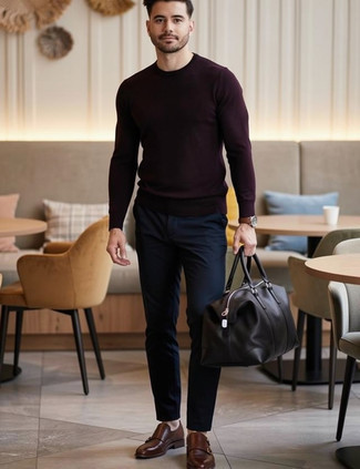 С чем носить темно-пурпурный свитер мужчине