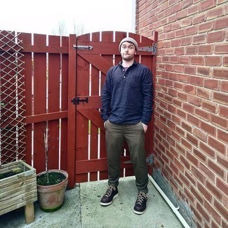 С чем носить темно-пурпурную футболку мужчине