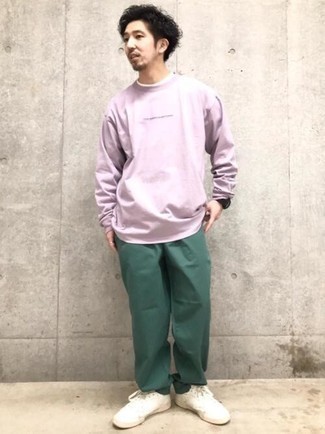 С чем носить темно-пурпурную футболку мужчине