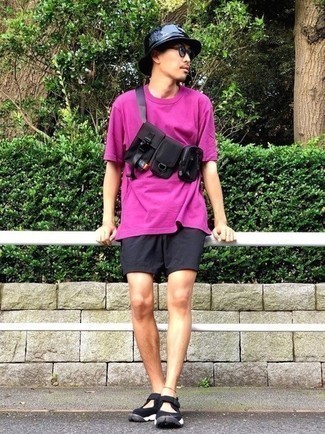 С чем носить темно-пурпурную футболку мужчине