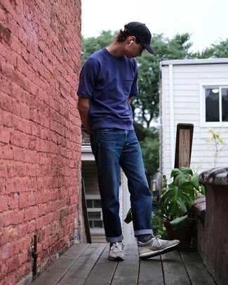 С чем носить темно-пурпурную футболку мужчине