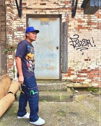 С чем носить темно-пурпурную футболку мужчине