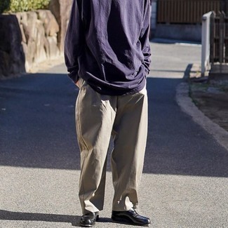 С чем носить темно-пурпурную футболку мужчине