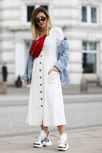 Как носить джинсовую куртку с кроссовками женщине