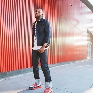Как носить джинсовую куртку с кроссовками мужчине