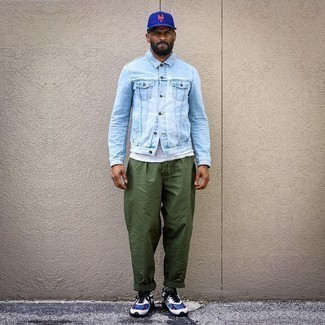 Как носить джинсовую куртку с кроссовками мужчине