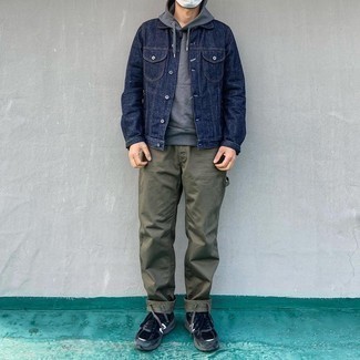 Как носить джинсовую куртку с кроссовками мужчине