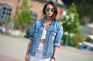 Как носить джинсовую куртку с укороченным топом